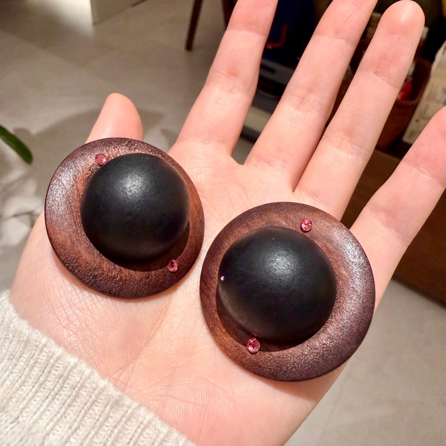 Ретро Черные Деревянные Полукруглые Серьги-Гвоздики с 3D Дизайном в виде Шара - Европейский и Американский Высококлассный Стиль.