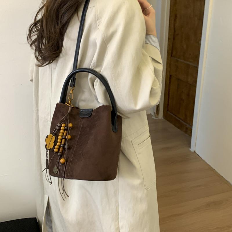 Foreign Style Fashionable Exquisite Versatile Shoulder Messenger Bag Simple 2025 Autumn and Winter Women's Portable Bucket Bag Mother and Child Bag