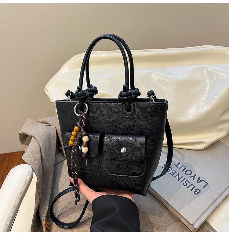 

Premium sense simple portable big bag women 2025 new foreign style versatile bucket tote bag fashion messenger bag tide чёрный