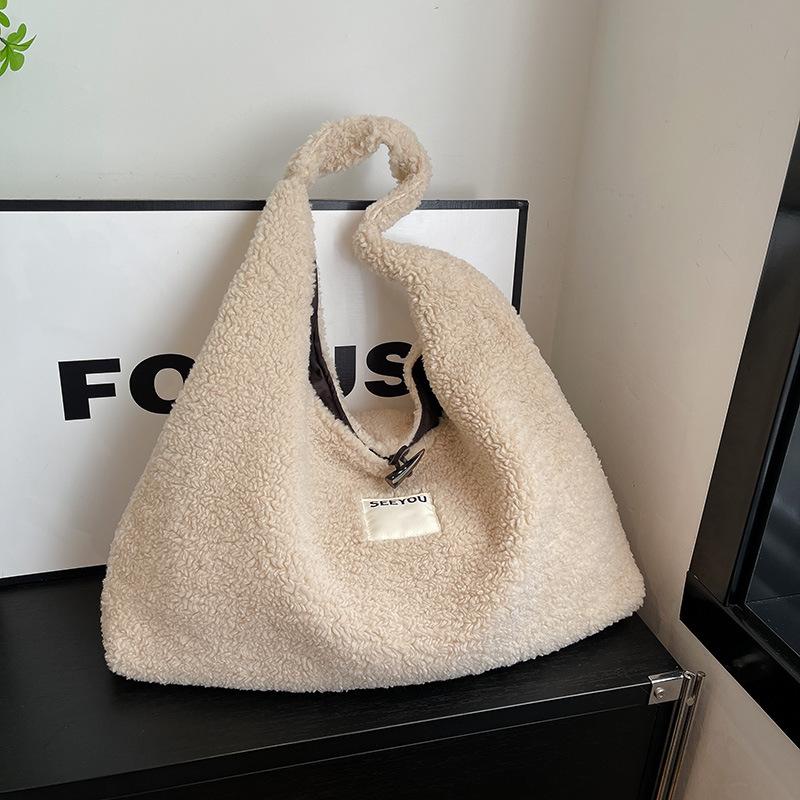 

2025 осень и зима новая модная и простая плюшевая портативная сумка-тоут женская мягкая вощеная большая вместимость для поездок на работу на плечо подмышку бежевый