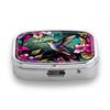 Portapillole Portatile con 2 Scomparti, Mini Custodia Organizer in Metallo per Medicine, Carino Contenitore Stampato per Pillole, Vitamine, Gioielli, Viaggio, Uso Quotidiano