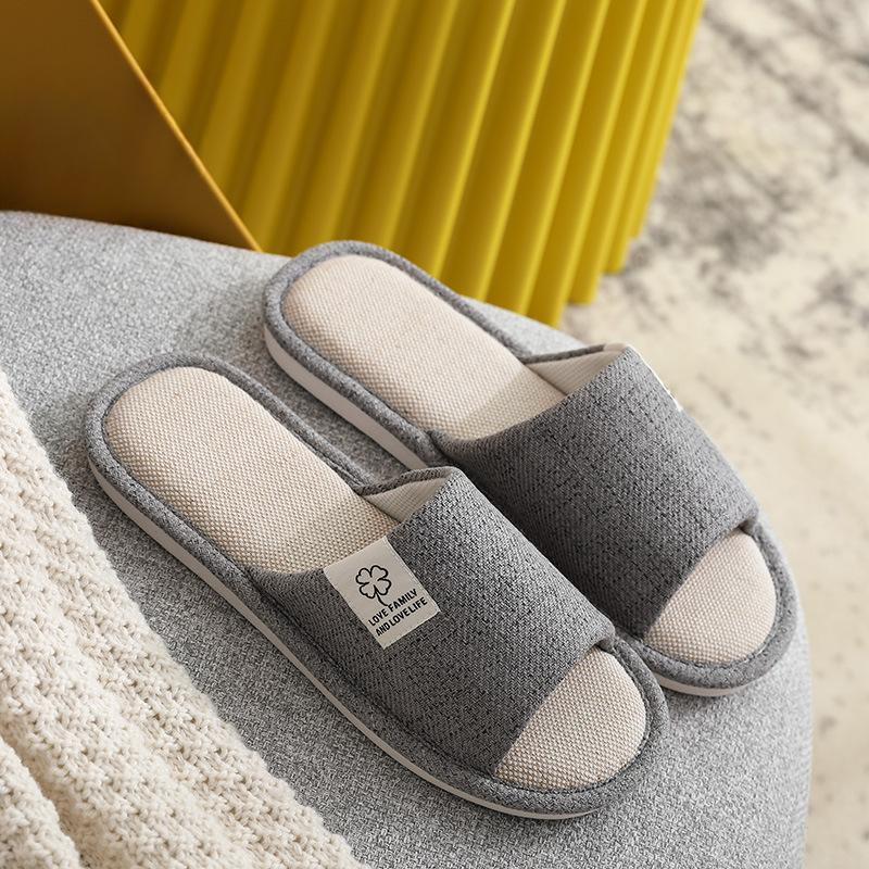 Nowe buty domowe i kapcie do użytku domowego są antypoślizgowe