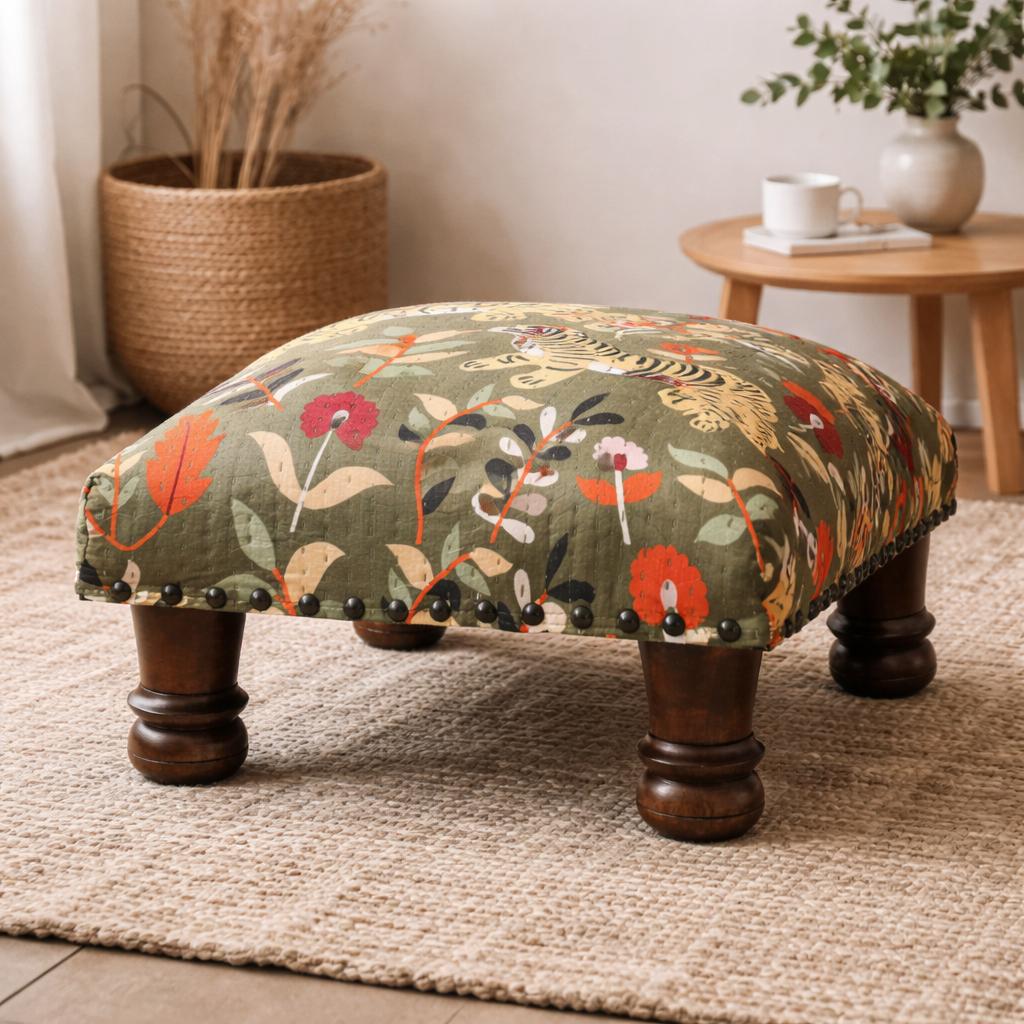 Pouf Verde Tigre Botanica con Lavoro Kantha - Pouf in Cotone con Gambe in Legno di Mango, 40 x 40 x 22,5 cm