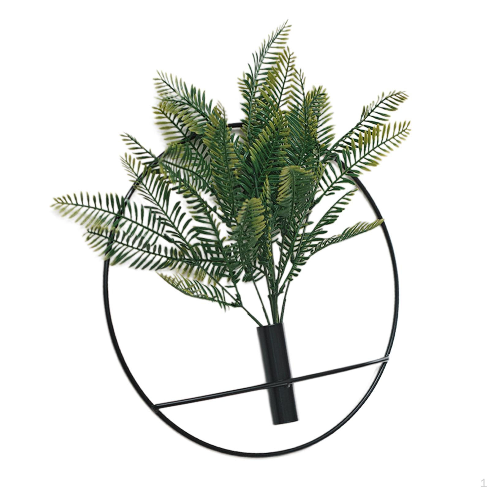 

Искусственная зелень со стильным металлическим обручем для современного декора стен