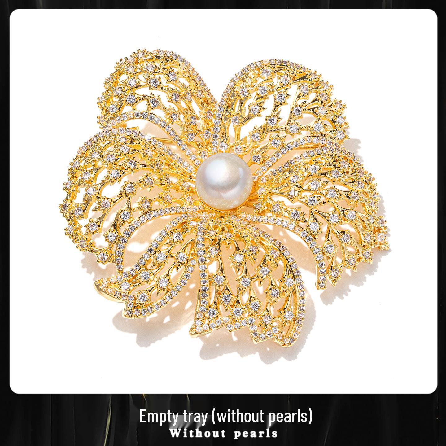 

Элегантная серебряная брошь-цветок с пресноводным жемчугом и ажурным дизайном из металла