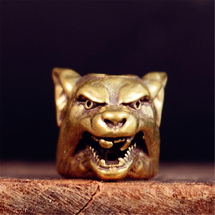Paracord Pendant Brass Wolf Head Adornment for Adventure Seekers Keychain Charm Unique Backpack Hanging Ornament