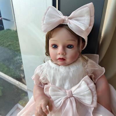 55cm Piękne Lalki Reborn Baby Miękki Korpus z Tkaniny Realistyczna Księżniczka Symulacja Lalka Niemowlęca z Ręcznie Ukorzenionymi Kręconymi Włosami Lalki Niemowlęce Jak Prawdziwe Zabawki