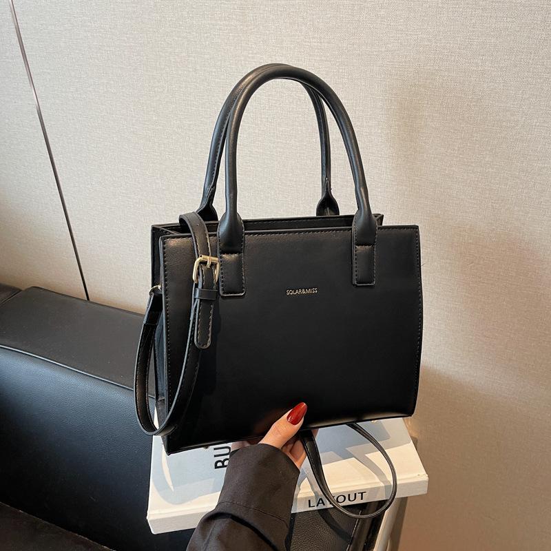 

Premium messenger bag women s new bridesmaid bag spring and summer niche design portable tote bag чорний