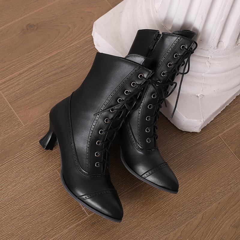 Korta klackskor för kvinnor Enfärgad spetsiga retro snidade korta stövlar Höst och vinter Nya stora kvinnor