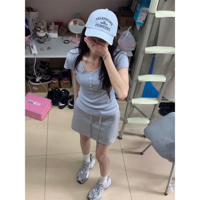 

Маленькая вышитая футболка с V-образным вырезом, облегающая, для женщин - Шикарный дизайн с коротким рукавом Large светло-синий