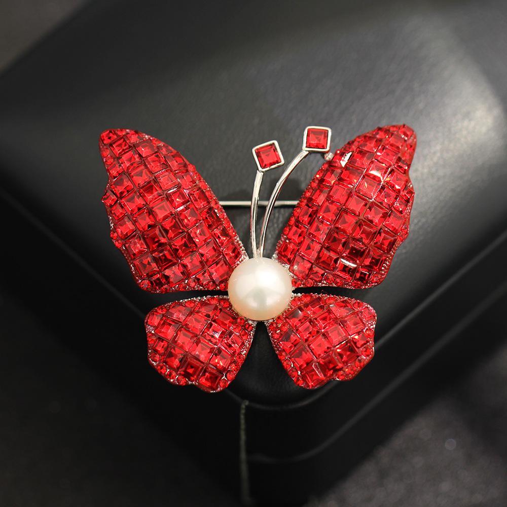 Elegant and high-end big red crystal butterfly brooch, high-end light luxury natural freshwater pearl insect pin, women s model