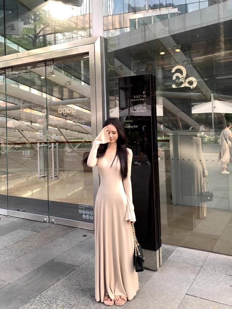 Black Slim-Fit Knitted Long-Sleeve Dress - Women's Spring/Autumn Trend