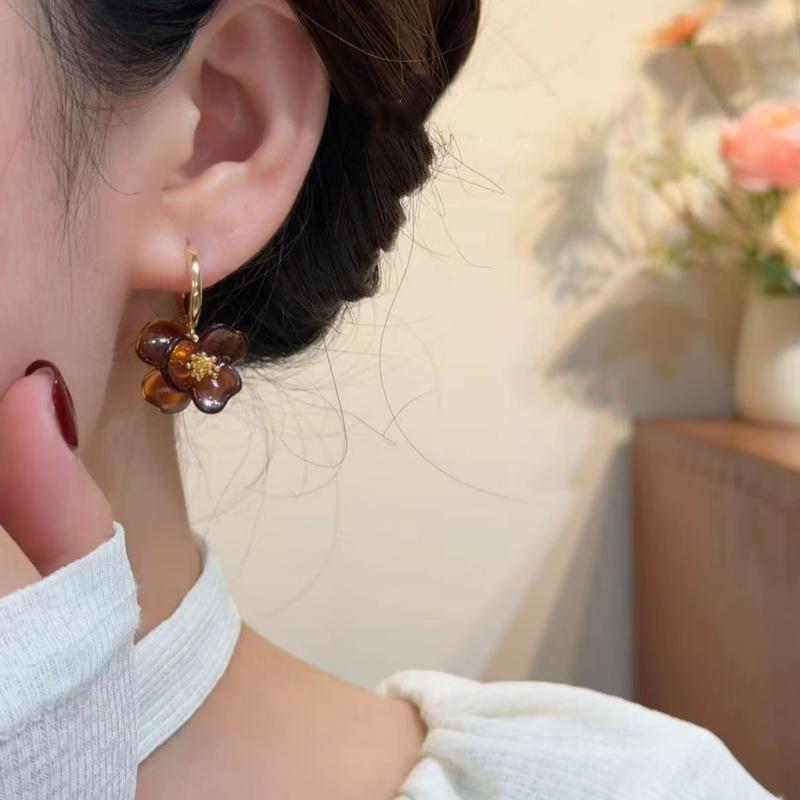 Vintage Maillard Autumn and Winter Acrylic Flower Earrings, Ear Buckles, Exquisite Temperament Earrings for Women