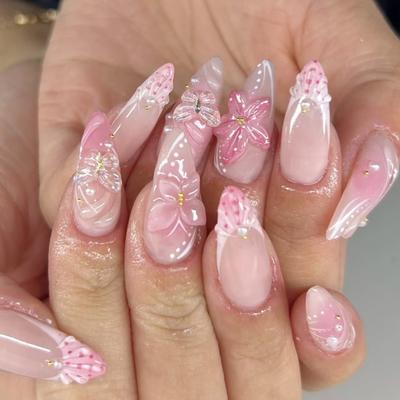 Mode Printemps et Été Ongles Courts Amande Ongles à Porter Rose Art sur Ongles Fleur 3D Ongles à Presser