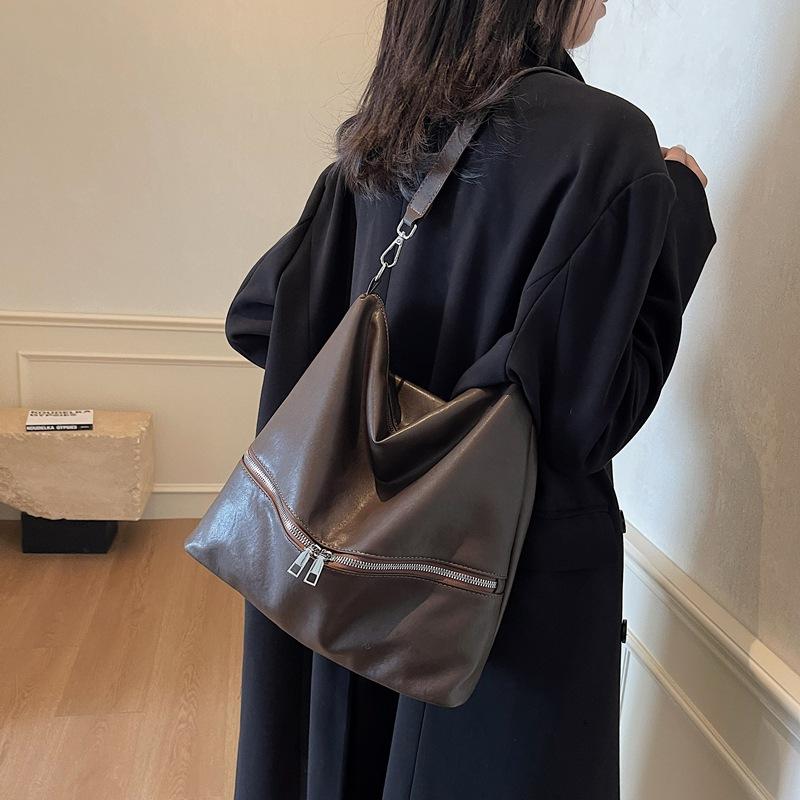 2025 autumn and winter new niche design shoulder messenger bag retro high-end soft leather versatile bucket bag tote bag