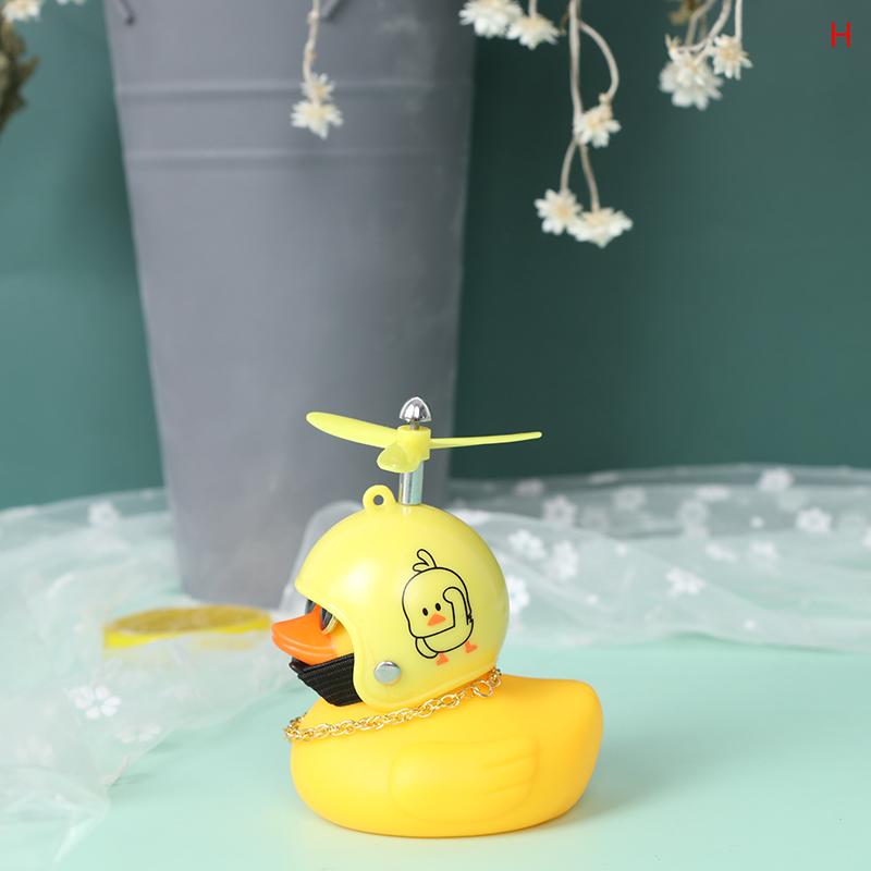 Žlutá kačenka s přilbou