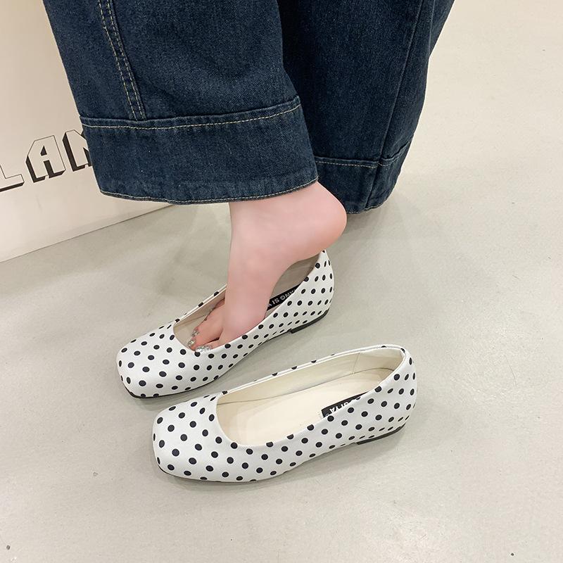 Single shoes women's 2026 spring new shallow mouth retro square head versatile polka dot inner height increase single shoes