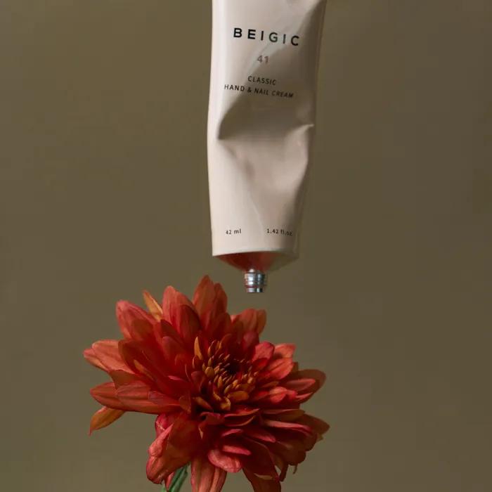 

Классический крем для рук и ногтей Герань и сандаловое дерево