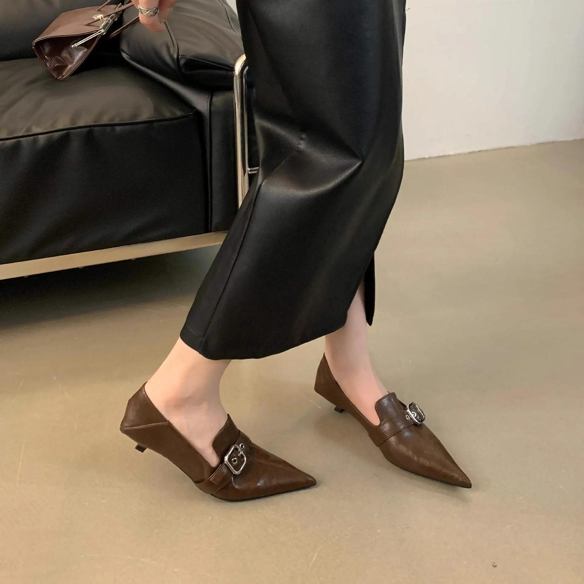 

2024 Летняя обувь на каблуке Офисные туфли для женщин Обычные кожаные туфли с острым носком Весенние дизайнерские лоферы Обувь Zapatillas 40 коричневый