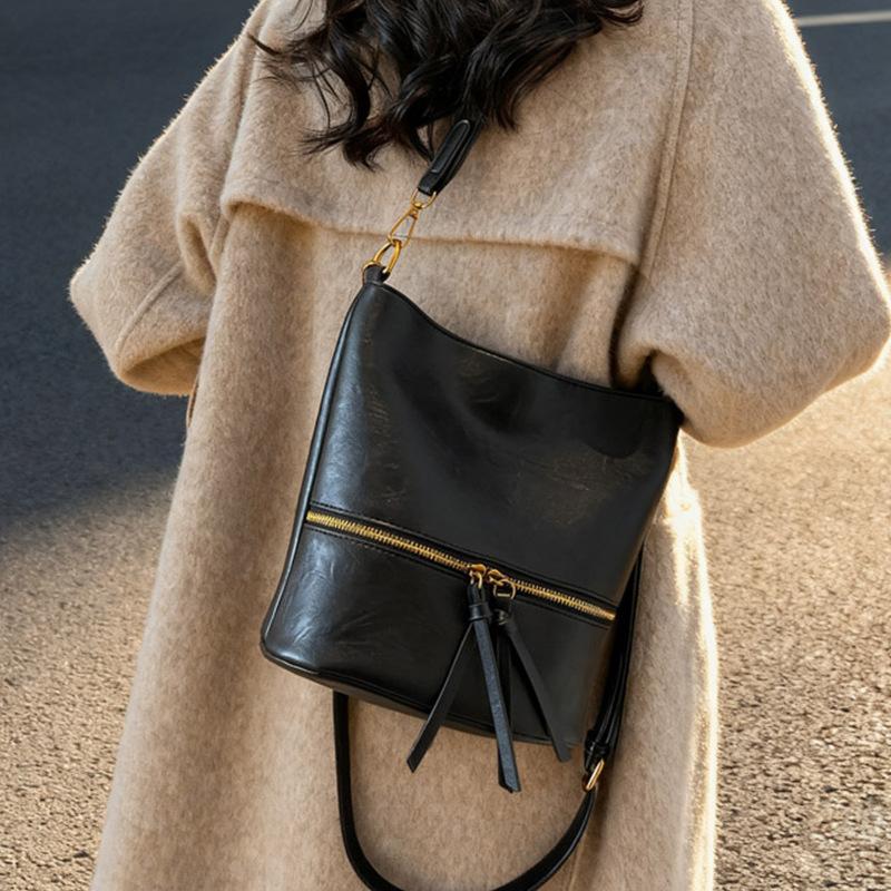 2025 New Simple Fashion Large Capacity Commuter Shoulder Armpit Bag Winter Versatile Casual Messenger Bag Women