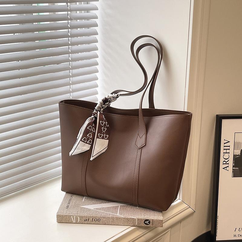 Bags, women's care bags, large-capacity soft leather versatile new retro casual texture single shoulder class commuter bag
