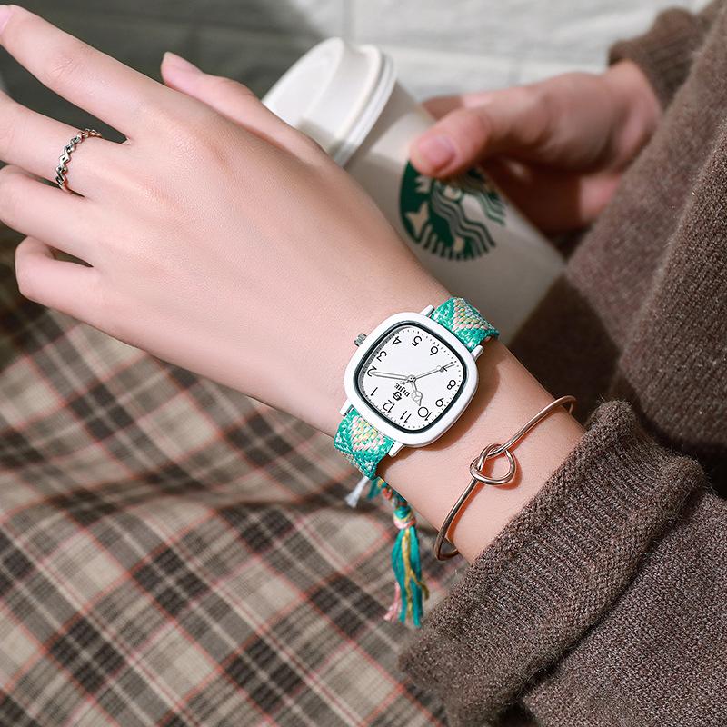 Damenuhr mit kleinem quadratischem Zifferblatt, ideal für Studentinnen; Nische Mori und Academy Style für einen klassischen Look.