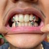 1/2 Stück Vergoldete Tigerzahn Hip-Hop Zahnspangen für Männer und Frauen Geeignet für Vampirzähne Halloween-Zubehör