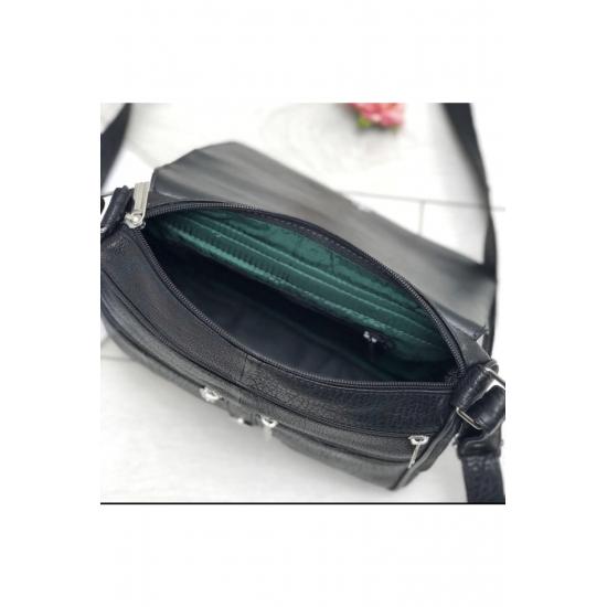 Taschen und Koffer Mittelgroße Damen-Umhängehandtasche aus echtem Leder.