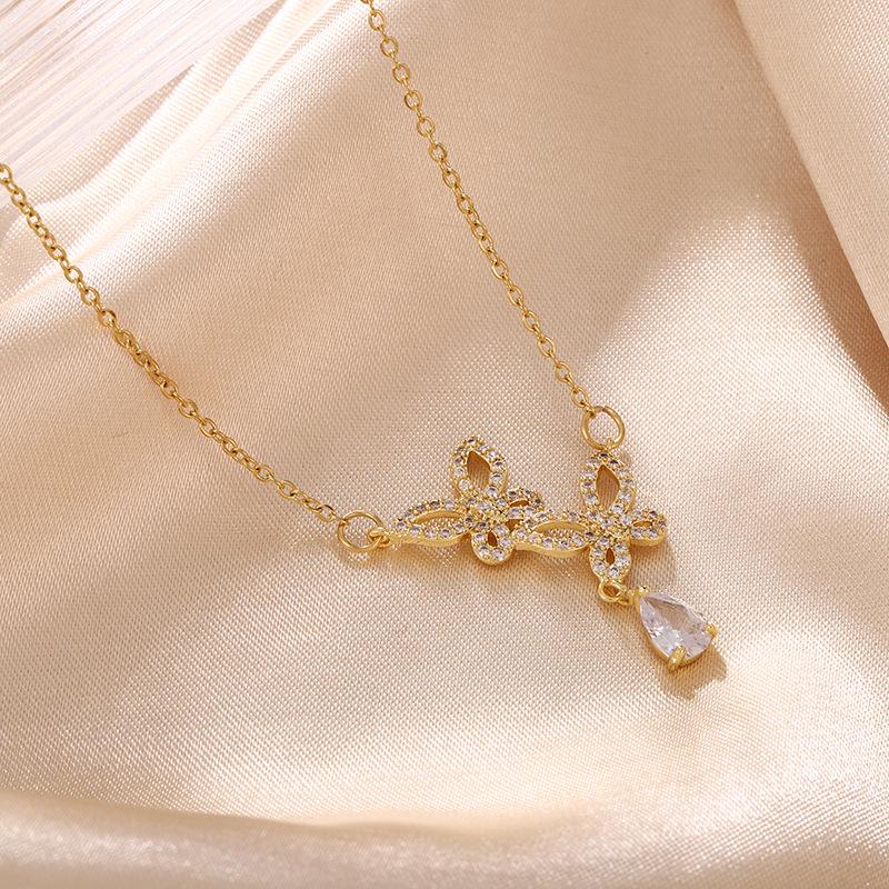 Geometric Diamond Inlaid Necklace: Fashionable Electroplated Choker & Clavicle Chain with Pendant.