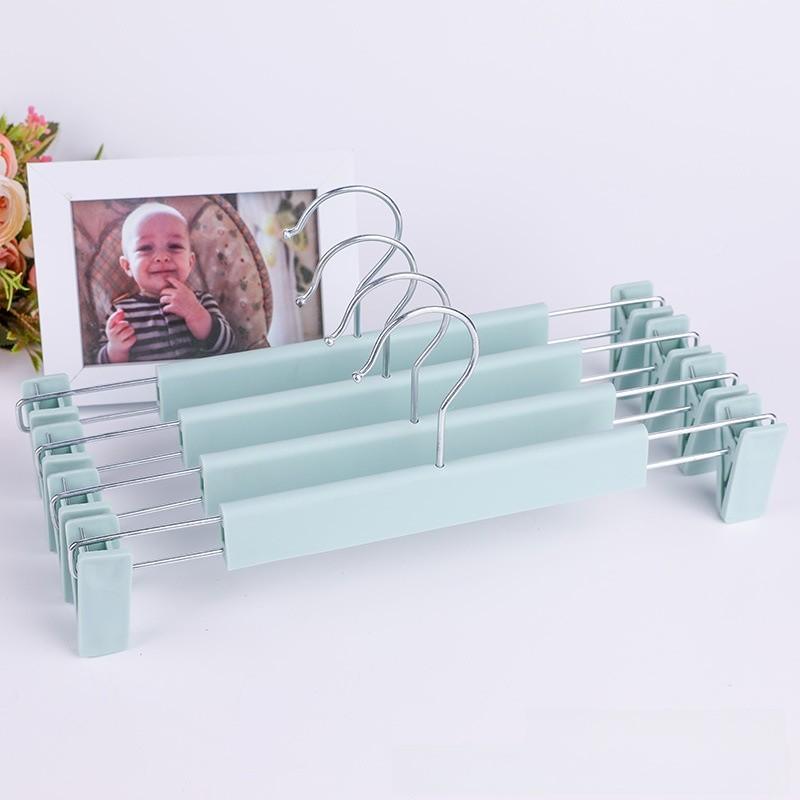 Modern Plastic Clothes Hangers With Antislip Design For Wardrobes And Garment Shops