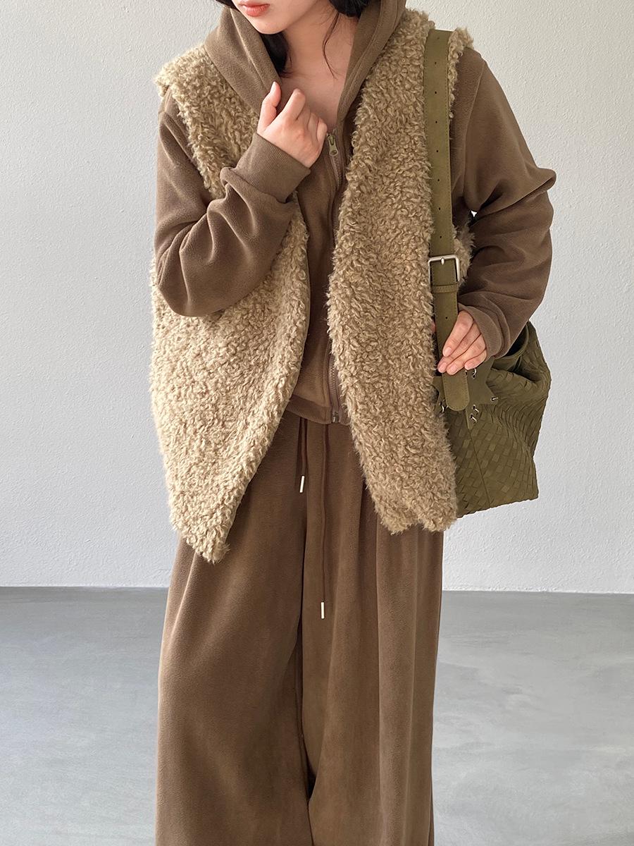 

Jiang Zuo Korean-Style Faux Fur Vest & Hooded Sweatshirt with Winter Drapey Wide-Leg Pants Set Y237 One Size