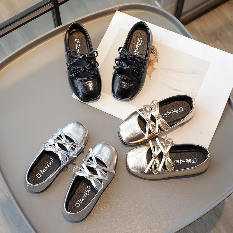 Kleines Mädchen glänzende Lederschuhe Einzelne Schuhe