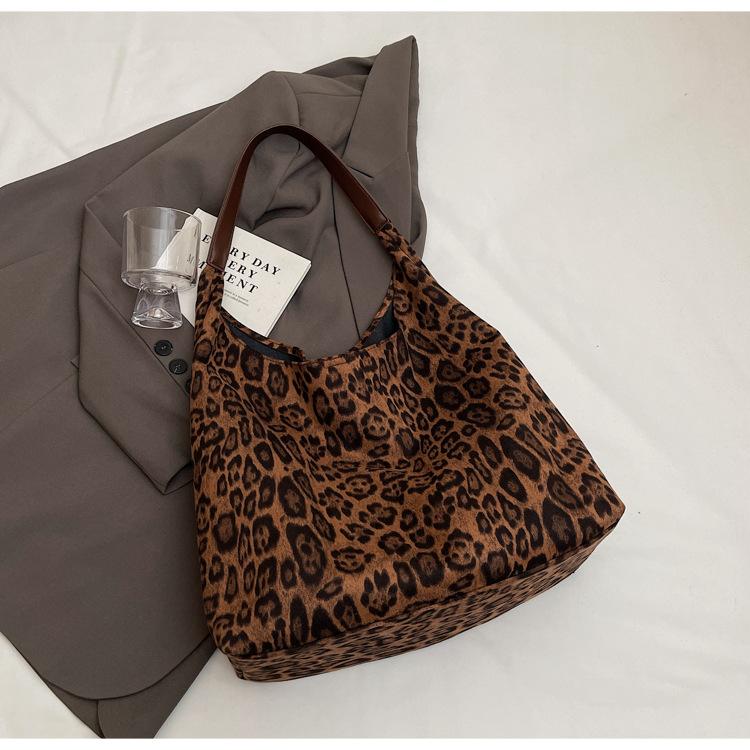 Fashion leopard print underarm tote bag women's autumn and winter new large-capacity commuting shoulder bag versatile women's bag