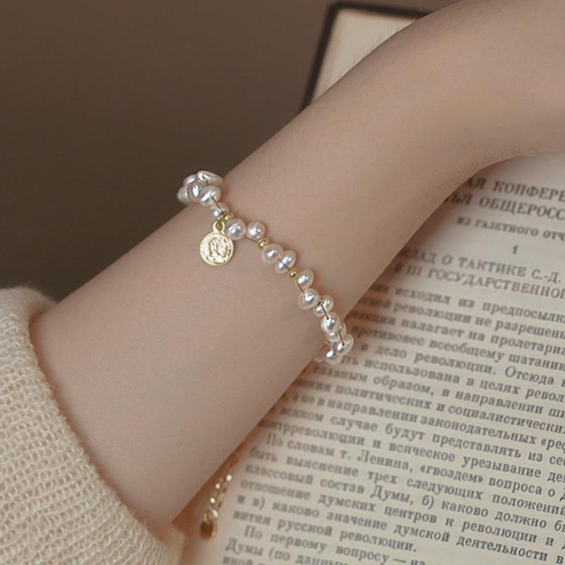 French designer Classy key Round-shaped freshwater natural pearl bracelet with a touch of luxury Freshwater Pearl Portrait