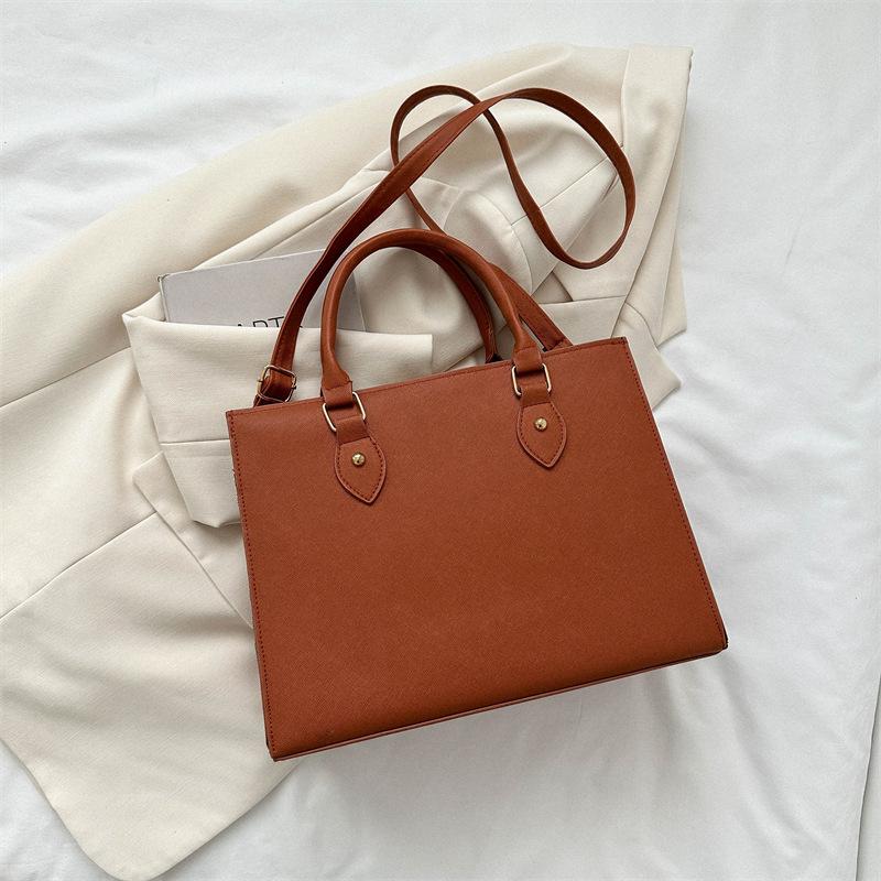 

Повсякденна і красива сумка модна проста сумка-мессенджер нова літня сумка 2024 року модна проста сумка через плече коричневий