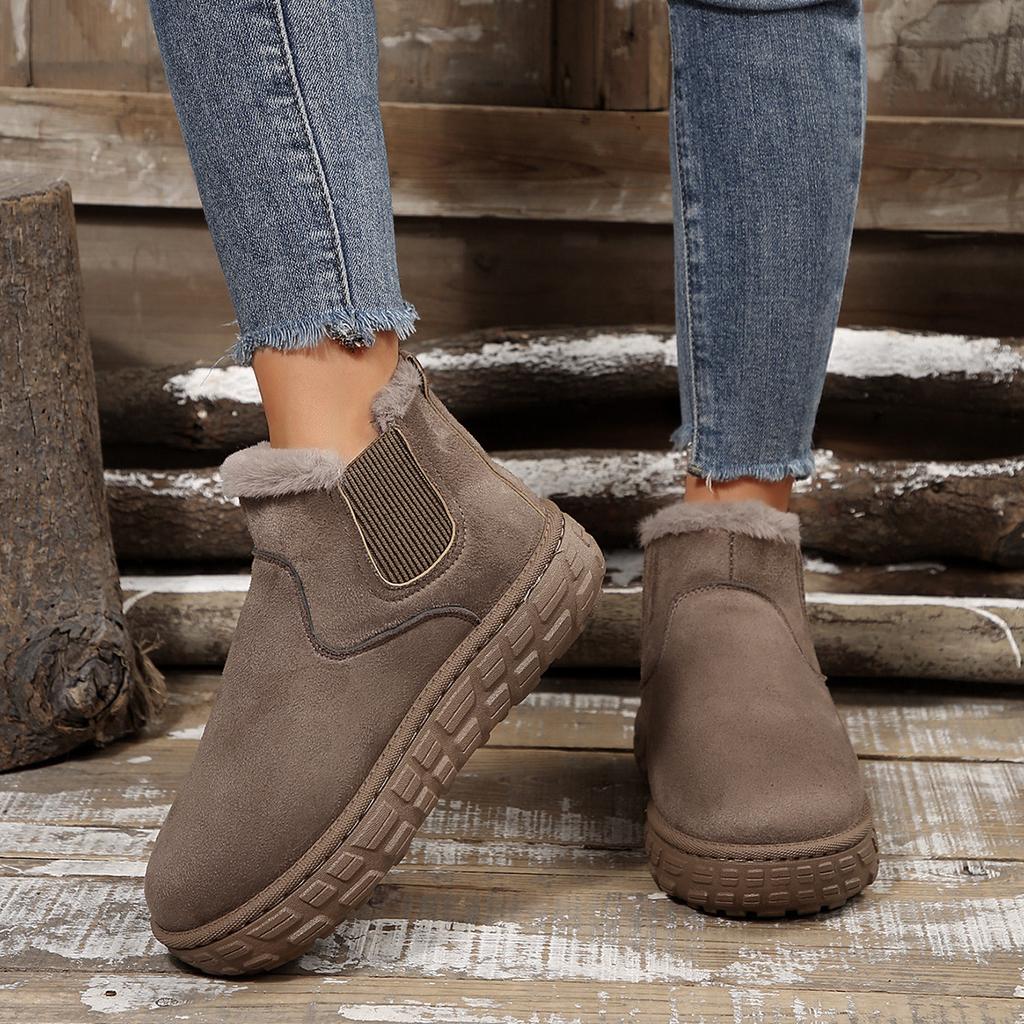 New velvet cotton shoes keep warm and increase height, and women wear large-size snow boots with thick soles.