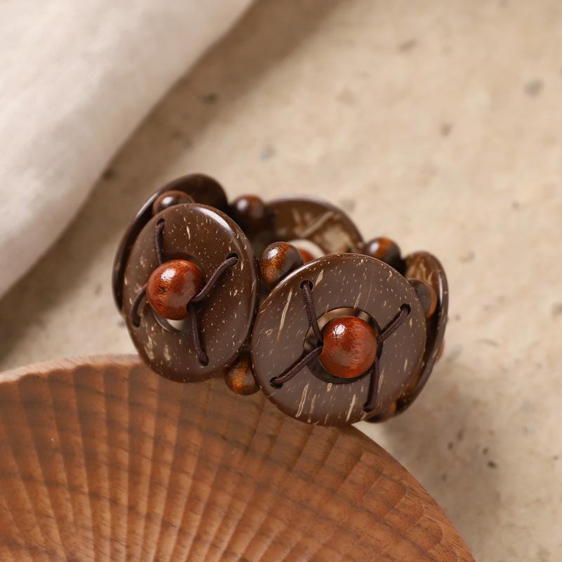 Female Bohemian Retro Coconut Shell Bracelet with Ethnic Style Beaded Charm Bracelet