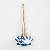 Rustikale Wanddekoration aus Holz im Küstenstil mit maritimen Strandmotiven, hängendem Ornament aus Juteseil, Seesternen, Meeresfischen und Segelboot – die perfekte Wanddekoration für Ihr Zimmer.