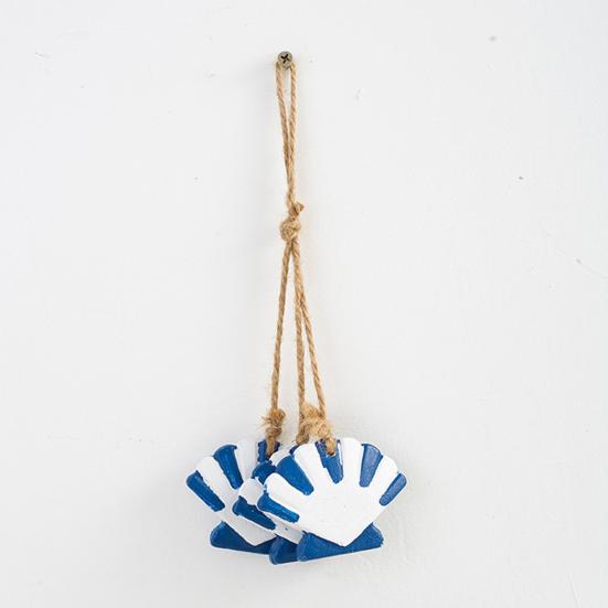 Rustikale Wanddekoration aus Holz im Küstenstil mit maritimen Strandmotiven, hängendem Ornament aus Juteseil, Seesternen, Meeresfischen und Segelboot – die perfekte Wanddekoration für Ihr Zimmer.