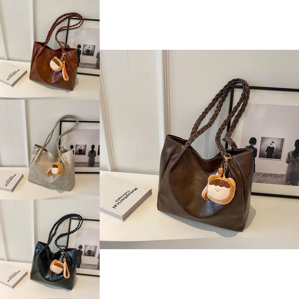 Trendy Fashionable Shoulder Bag For Women In Chic Colors Ideal For Commute And Casual Outings