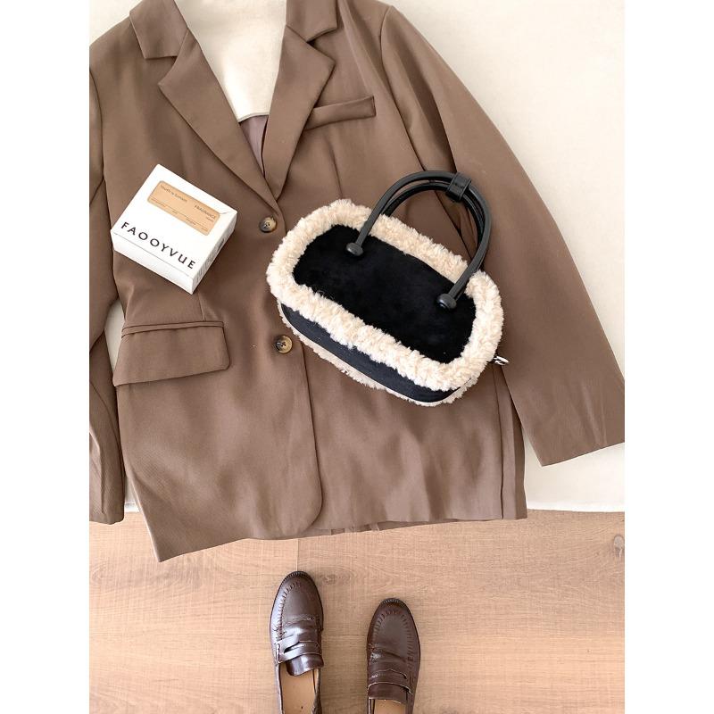 

Новая модная маленькая квадратная сумка женская осенне-зимняя нишевая комбинированная ручная плюшевая сумка универсальная замшевая сумка через плечо чёрный