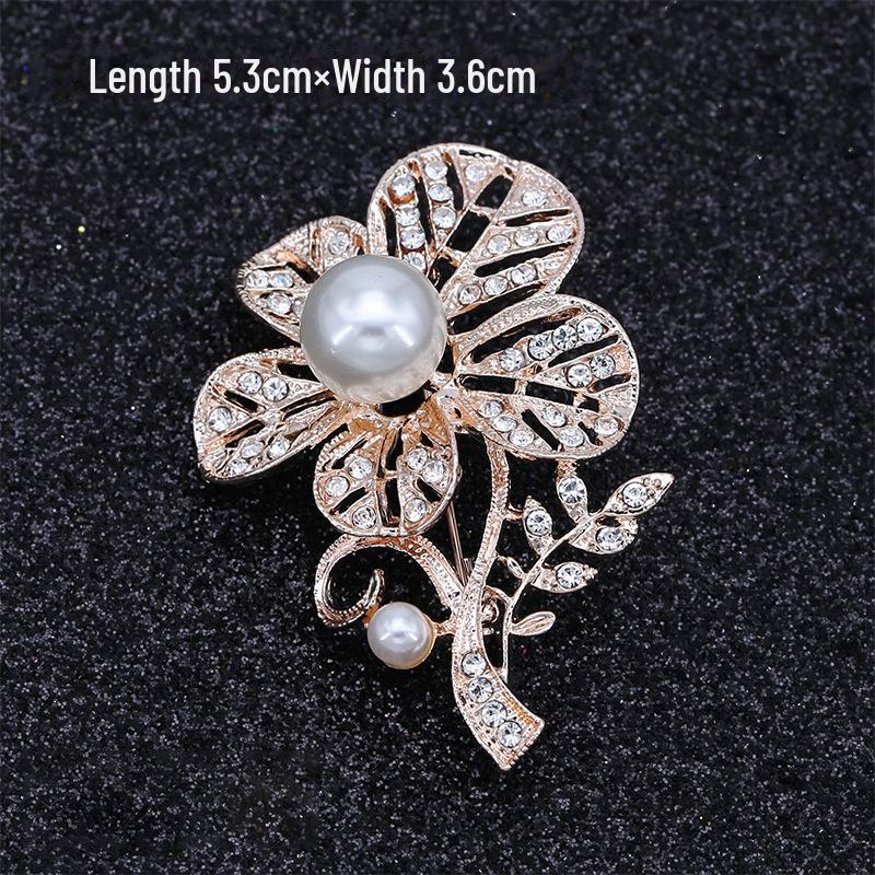 Módní brož s lukem: Kovové šperky s perlou a kamínkovou květinou