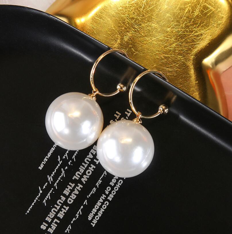 

Versatile C-Shaped Pearl Earrings for Women: Trendy and Elegant European and American Style белый