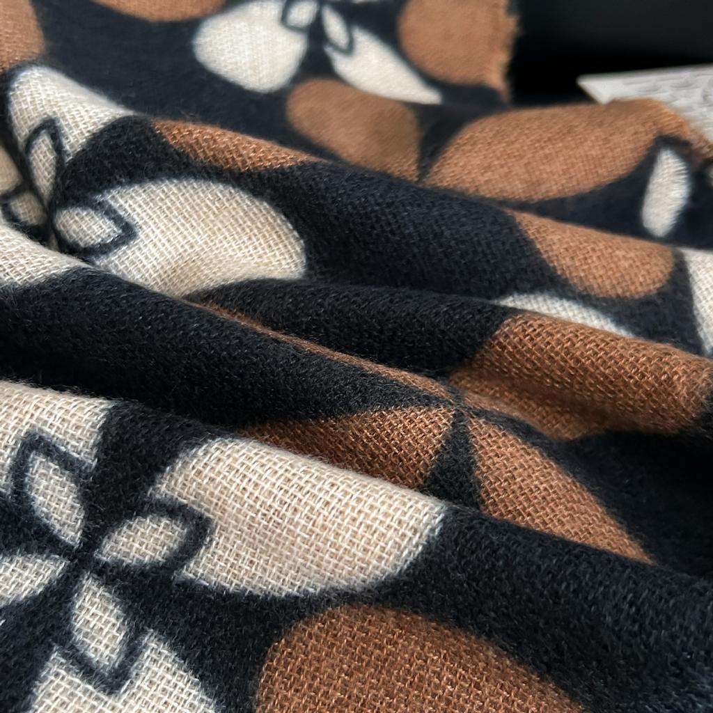Lucky four-leaf clover small fresh and fashionable imitation cashmere warm scarf women's autumn and winter high-end temperament outer shawl