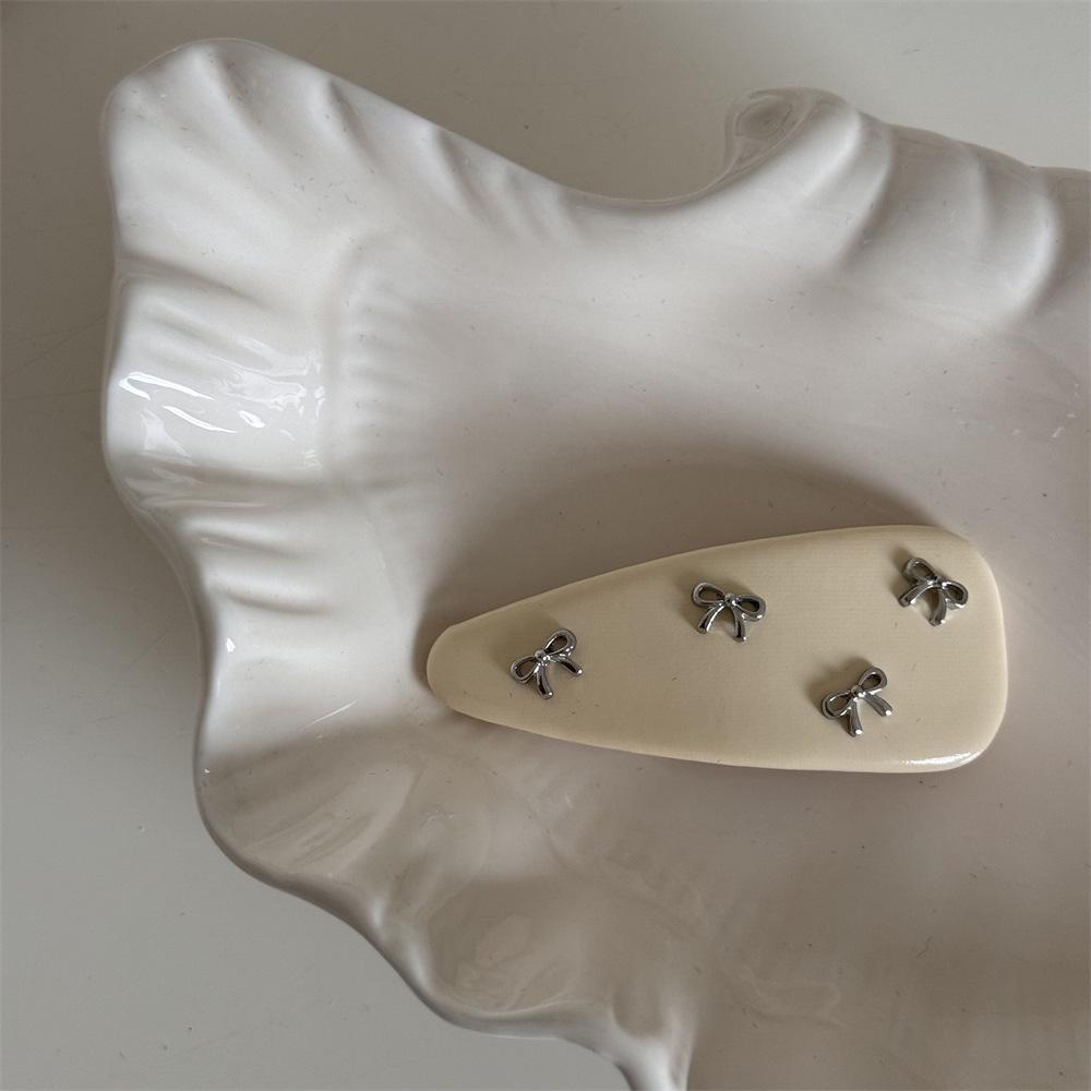 

Korean Sweet Color Series: Silver Bow Leather Hair Clip for Girls
