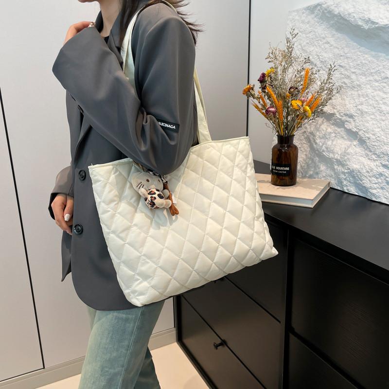 Sophisticated Large Capacity Tote Bag For Women Fashionable Quilted Design Soft Fabric Crossbody Bag Available In Black White Kh