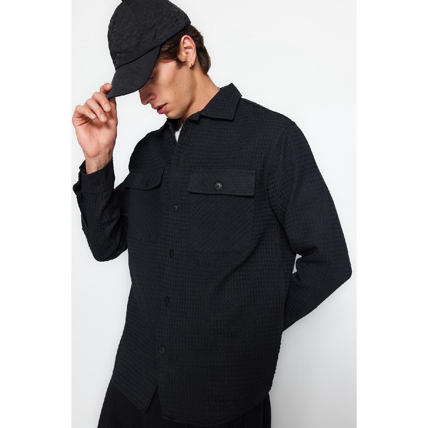 

Черная мужская куртка-рубашка стандартного кроя с вафельным текстурированным карманом Tmnaw24go00011 S