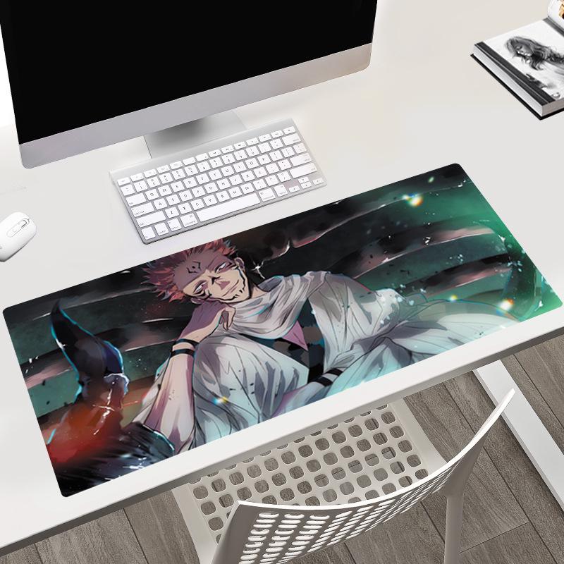 Tapis de bureau Jujutsu Kaisen 40x90x0.3CM avec les personnages Gojo, Yuji et Megumi.