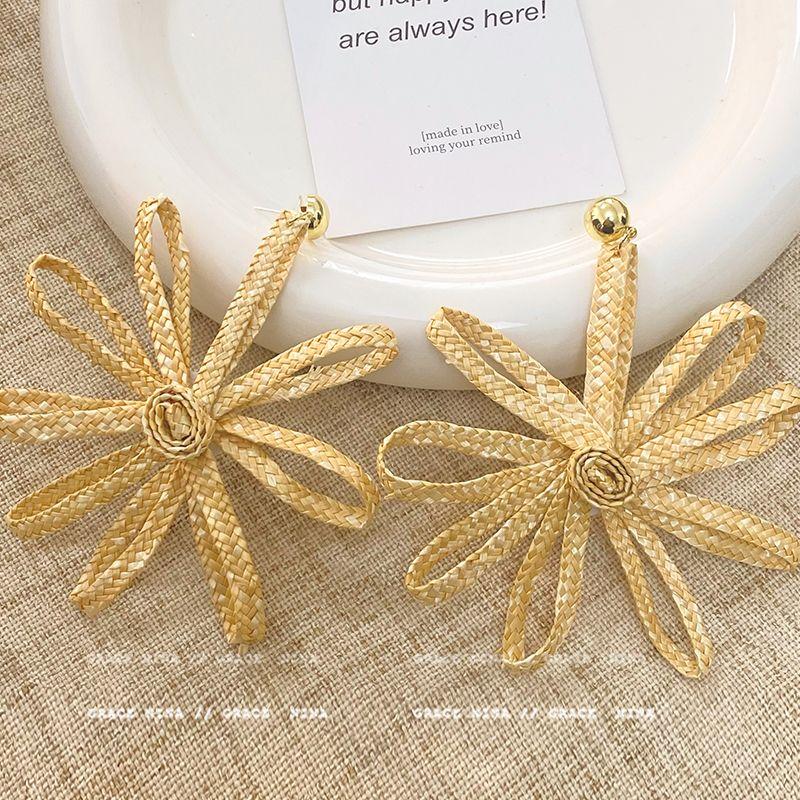 

Island Vacation! Yi Mengling Same Style Straw Flower Earrings Female Exaggerated Earrings Vacation Style Seaside Stud Earrings Yi Mengling with the same straw flower earrings