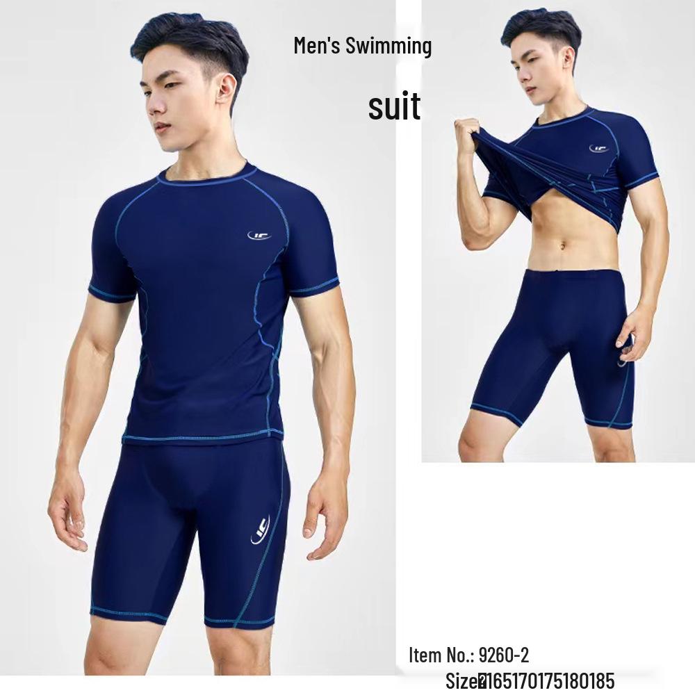 

Мужской комплект купальника-двойки с быстрой сушкой: Рубашка с коротким рукавом, Брюки-капри больших размеров и Шапочка для плавания. 2XL (140-160 Jin)